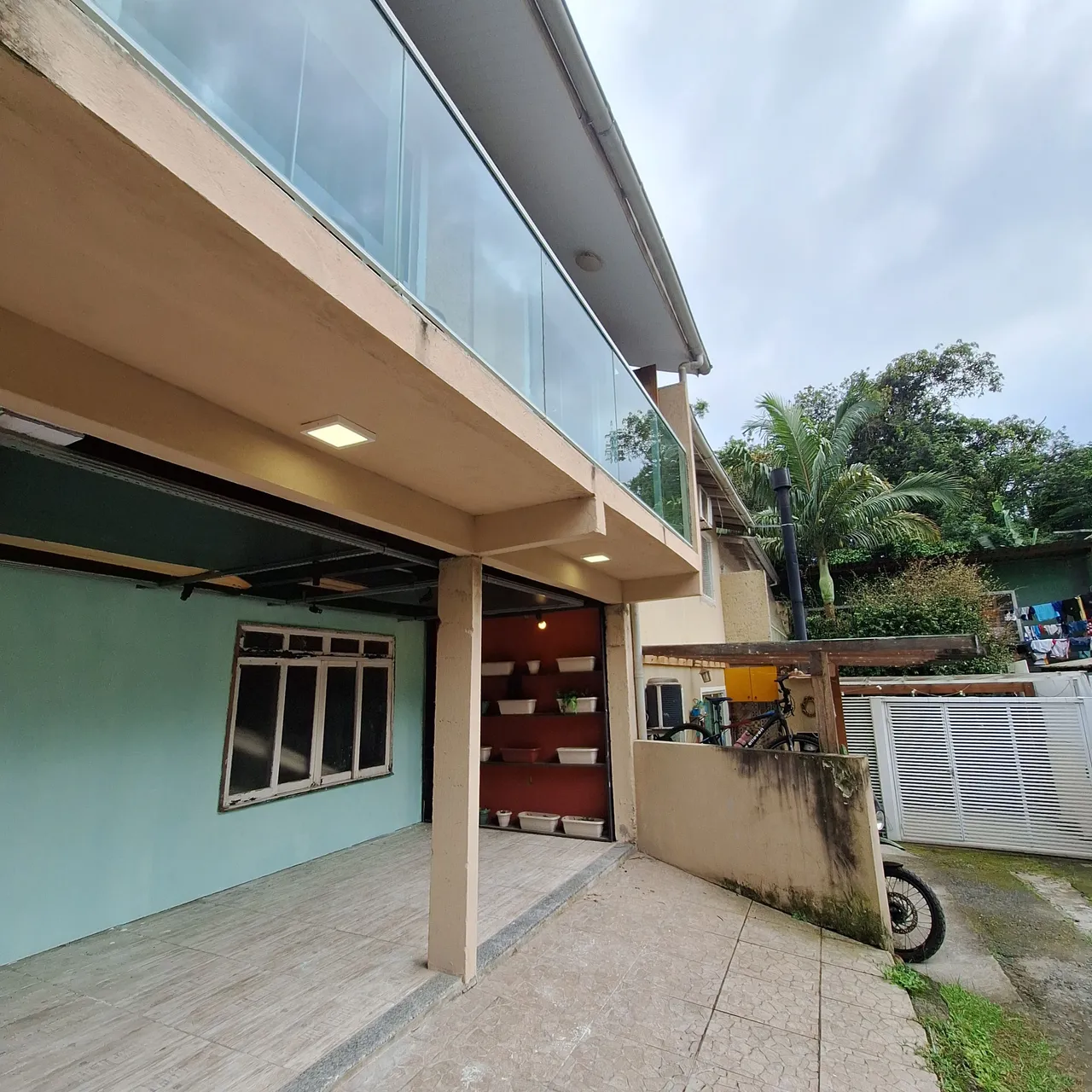 Alugo apartamento 2 quartos semi-mobiliado com sacada e uma vaga coberta no Rio Tavares.