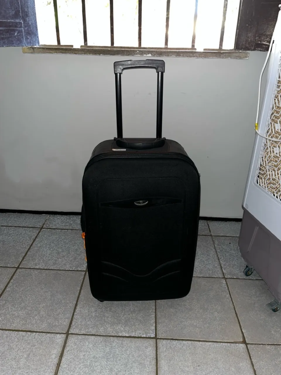 Mala de viagem preta com rodinhas