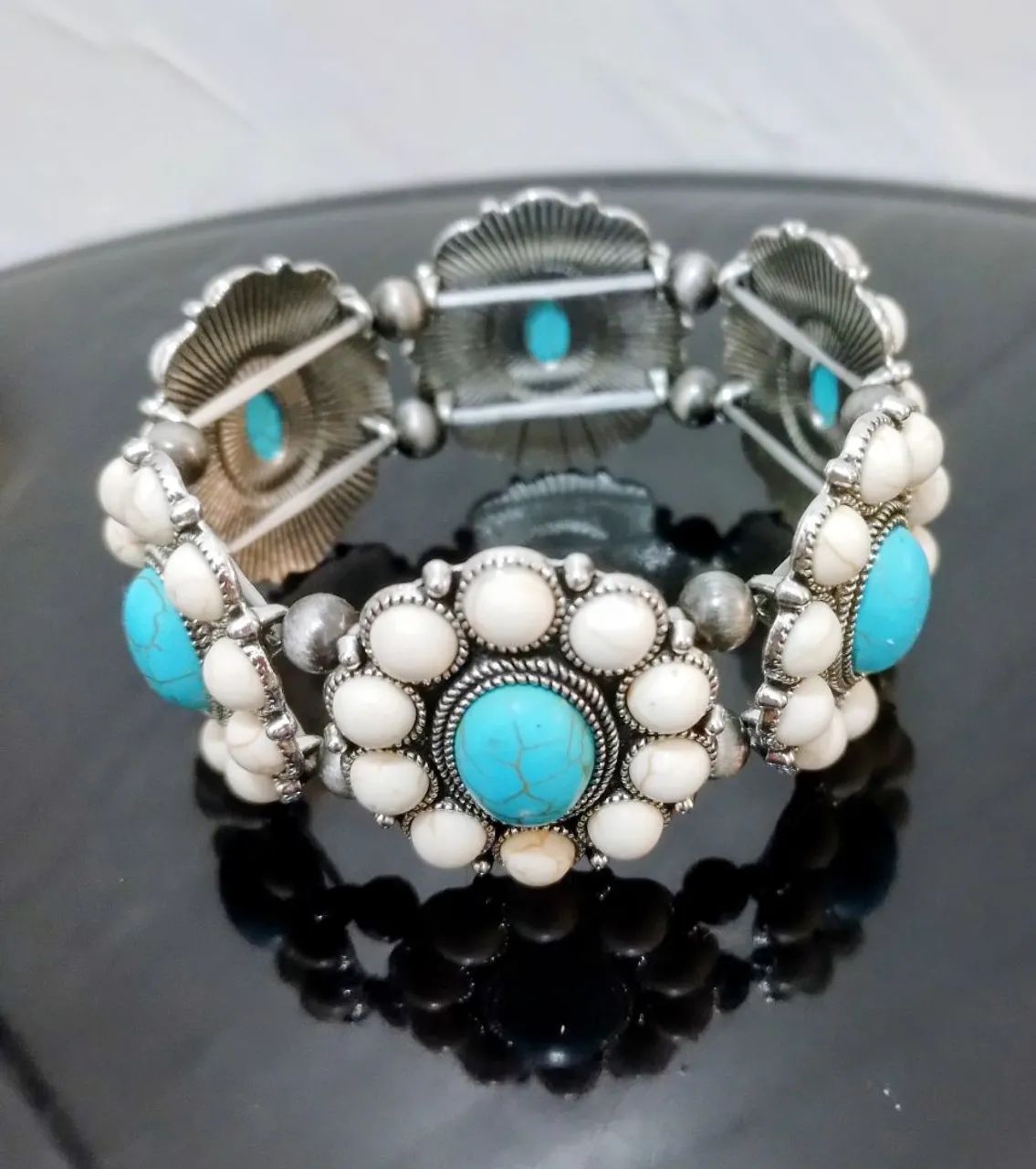 Pulseira de contas ajustável. 