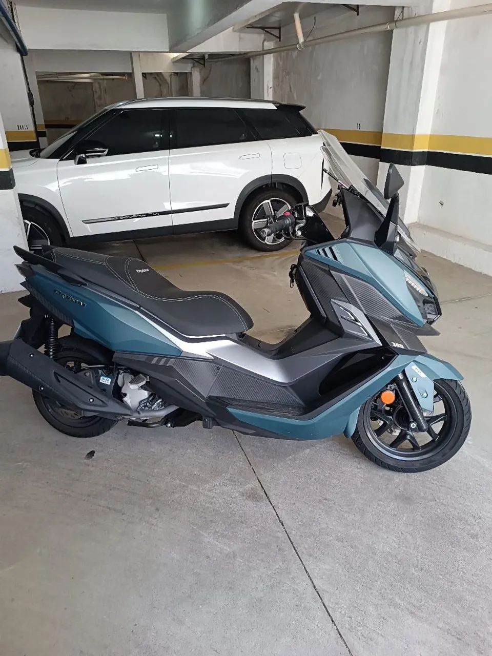 Linda scooter Cruissym 2025  com 1500 km coe verde .