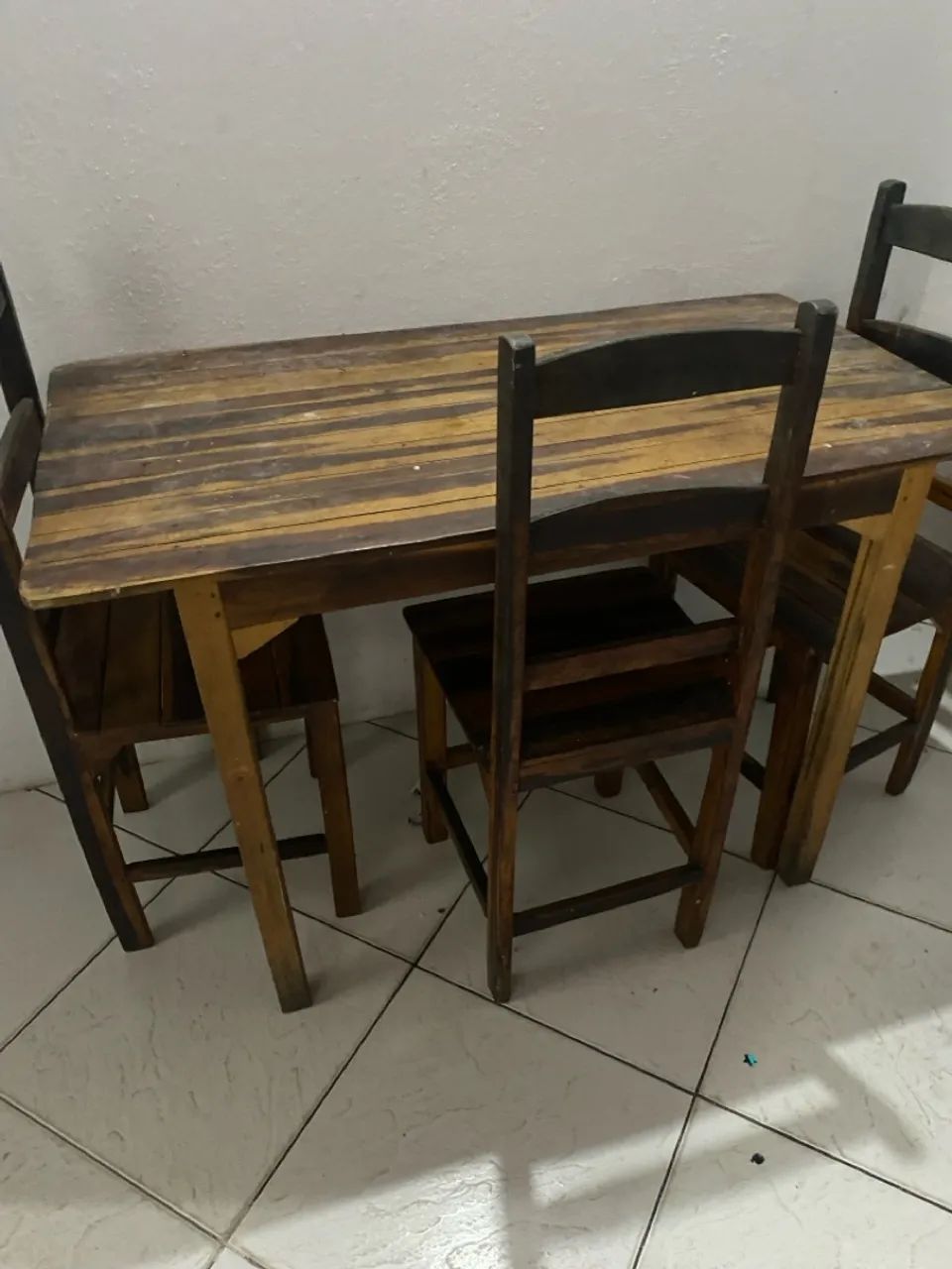 Mesa de madeira para 4 pessoas