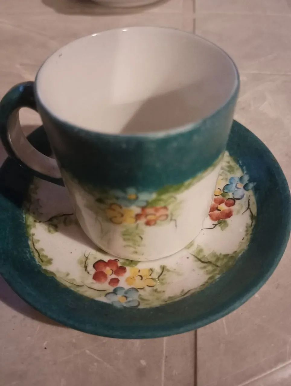 Conjunto de xícara e pires decorativos 