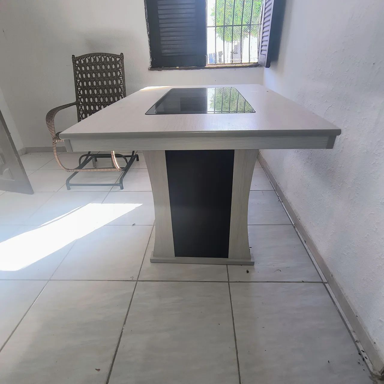 MESA DE MADEIRA COM VIDRO NO MEIO  - Foto 3