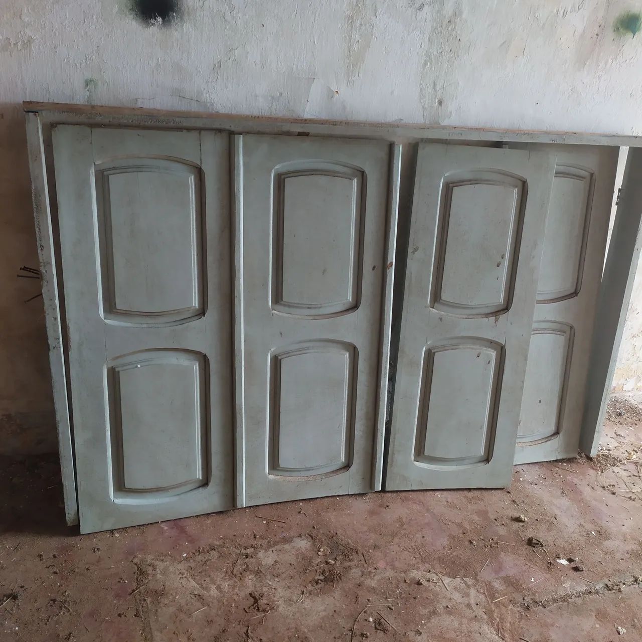 Porta de madeira maciça antiga e 2 janelão  - Foto 2