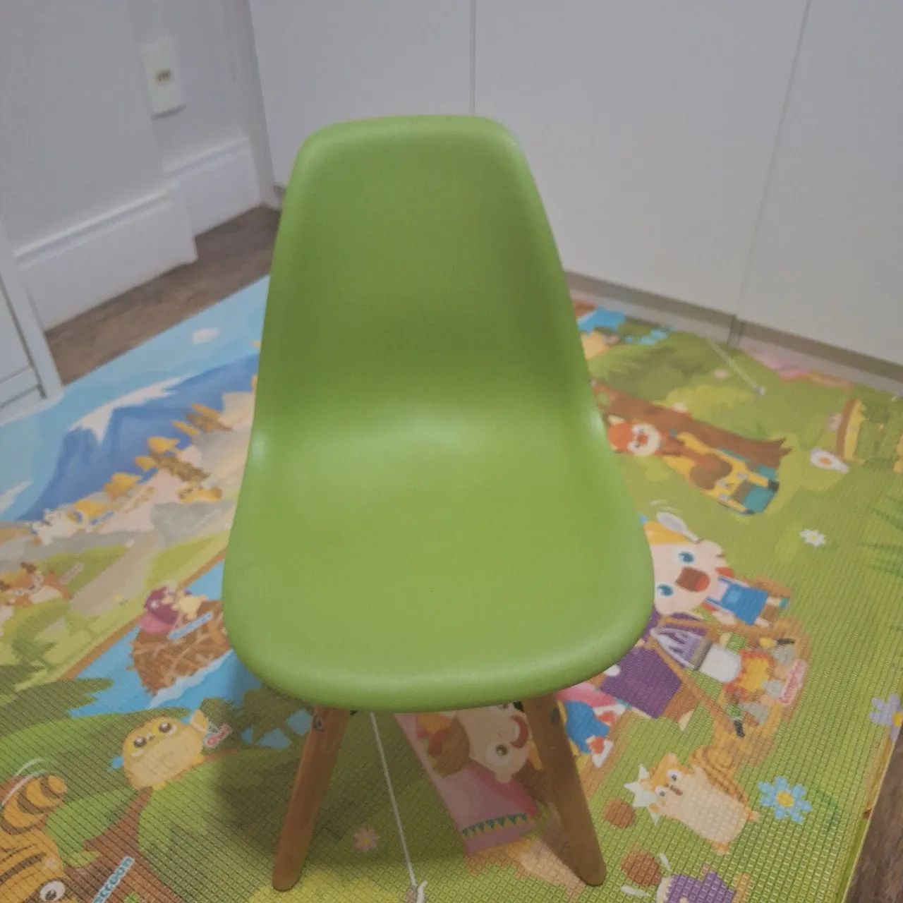 Cadeira infantil Tokstok pés em madeira e assento plastico  - Foto 3