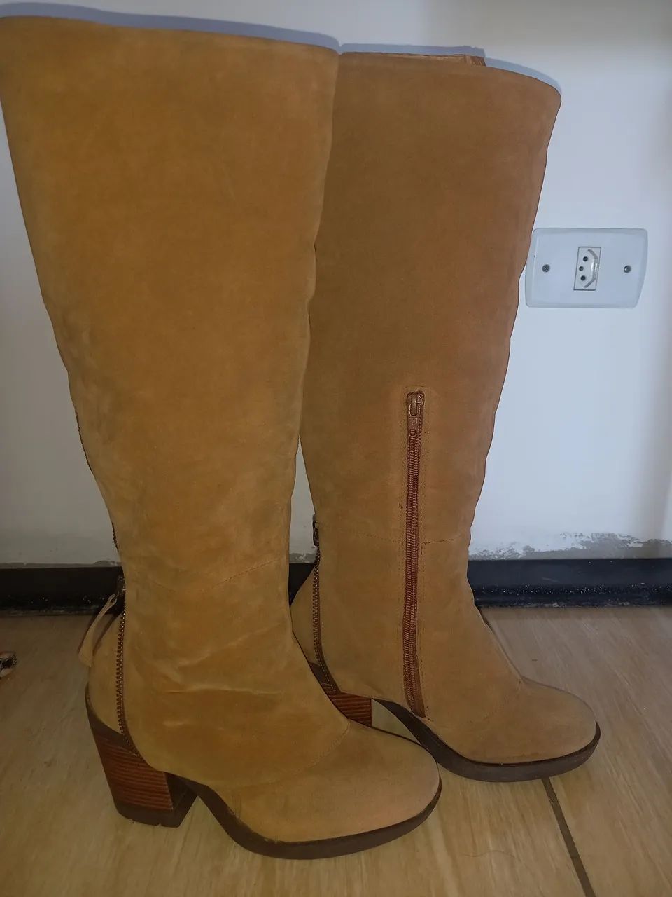 Bota Cano Alto Camurça caramelo 