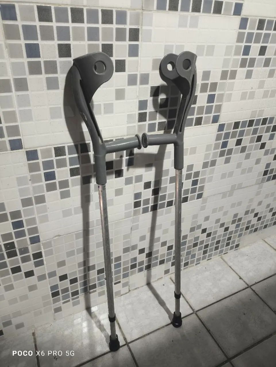 Muletas para auxiliar na locomoção * 