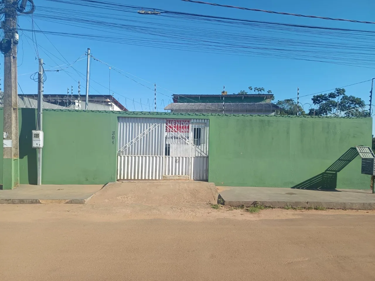 Vende-se esta casa para lazer ou moradia.