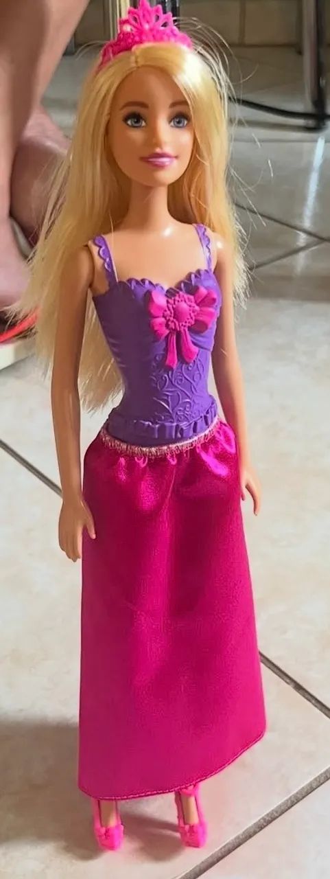 Boneca Barbie Princesa com Tiara - Linda! - Foto 3