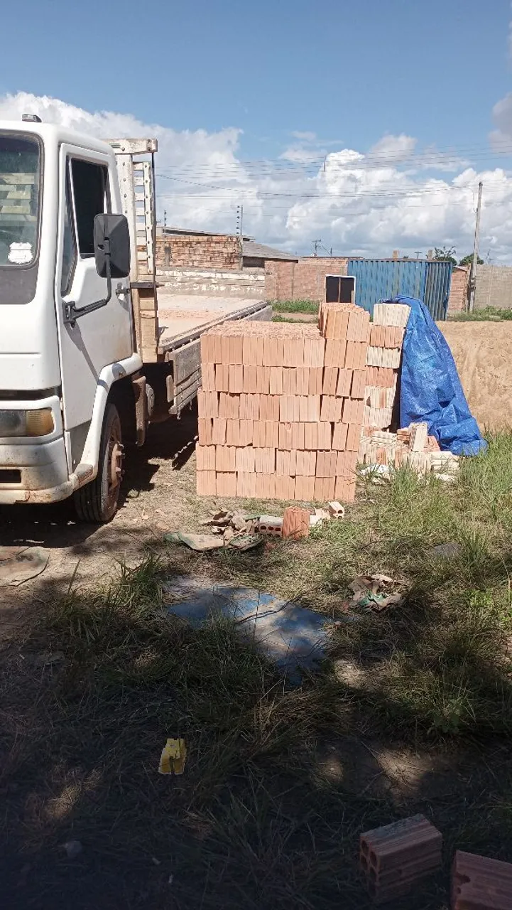 Tijolos de dois furo e tijolo de seis furo