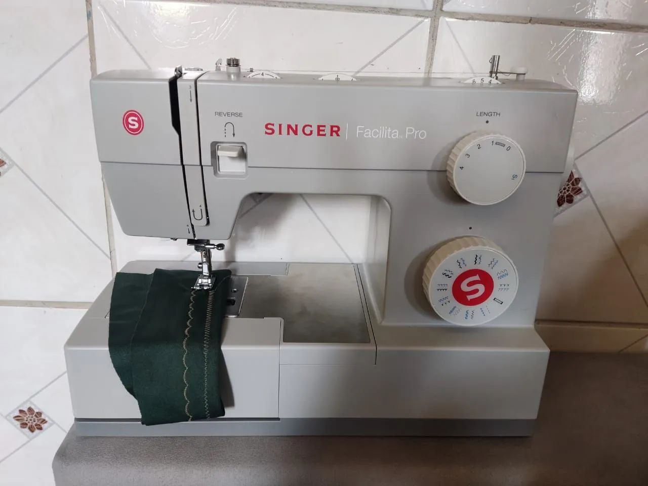 Máquina de Costura Singer Facilita Pro 4423 - Nova - Foto 3