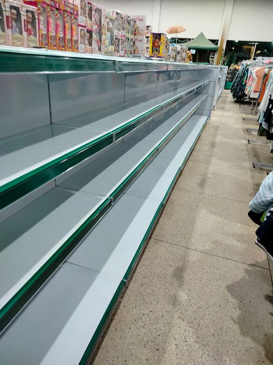 Gôndolas para Loja - Novas - bem reforçada - Foto 5