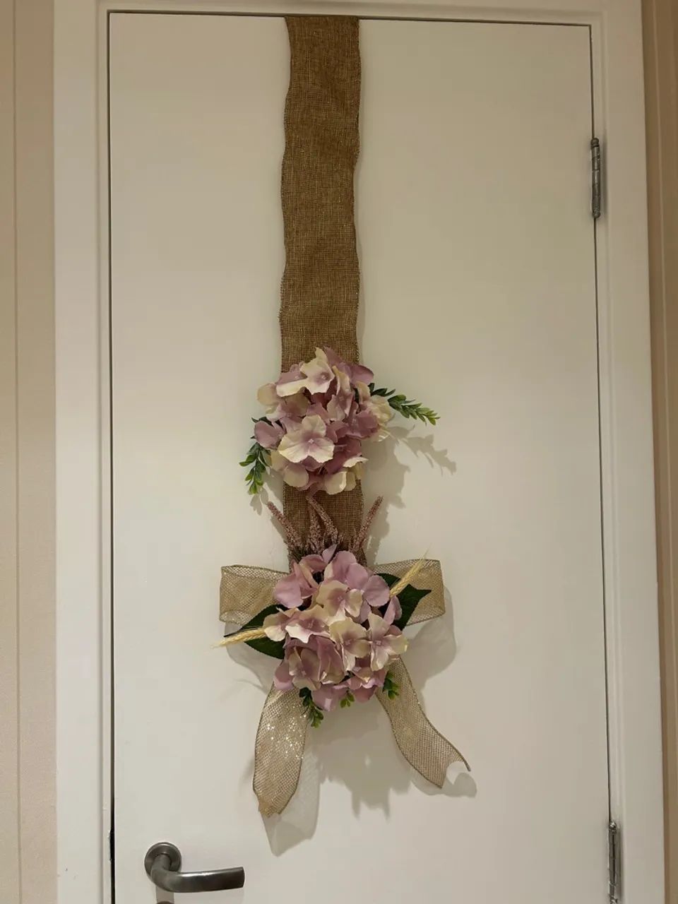 Guirlanda de Fita dupla para porta com flores artificiais - Foto 2