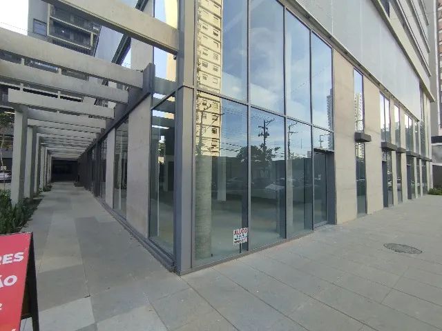 Linda loja comercial envidraçada e com pé direito alto na Rua Estilo Barroco - Foto 3