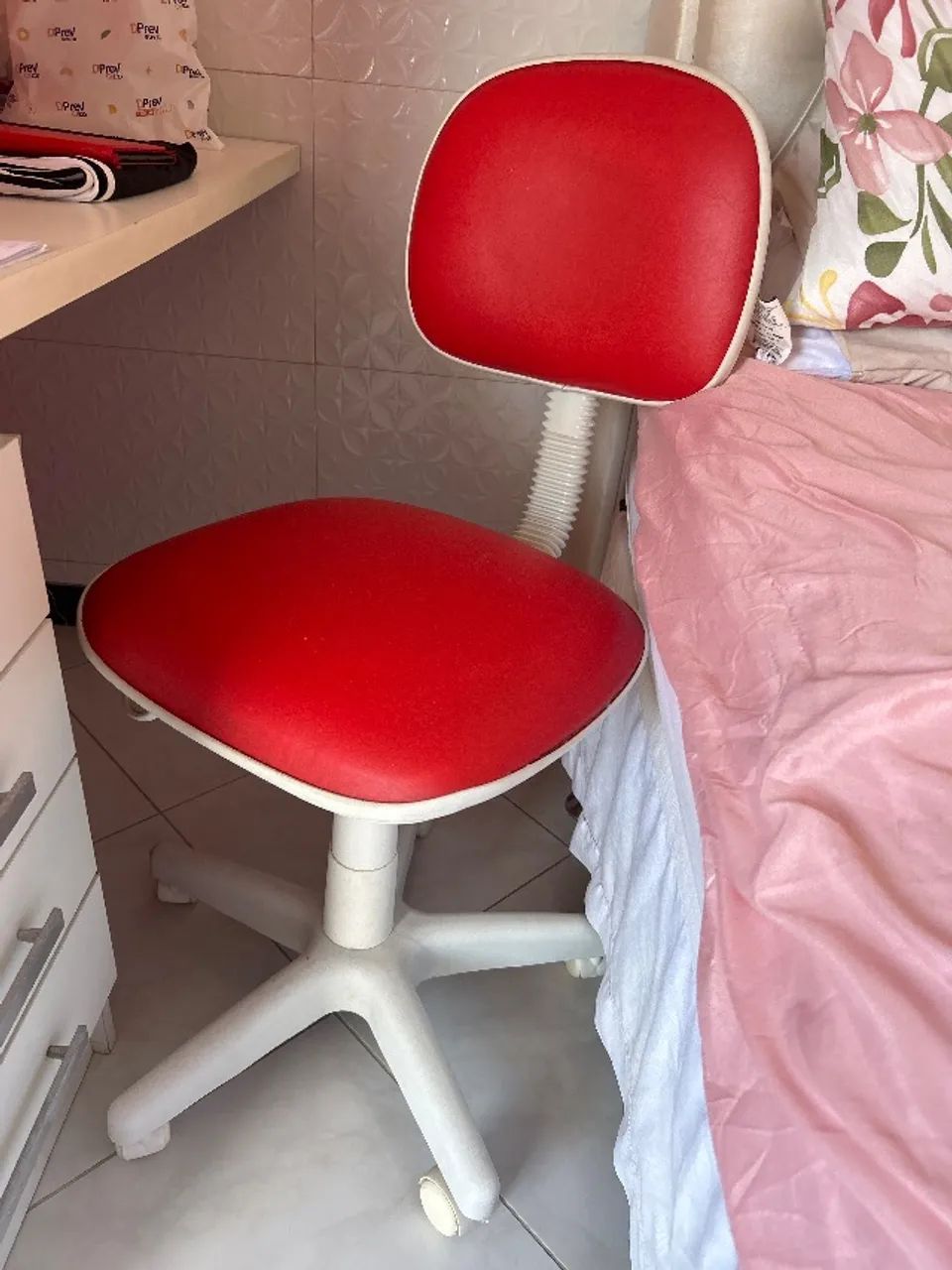 Cadeira Giratória vermelha e branca 