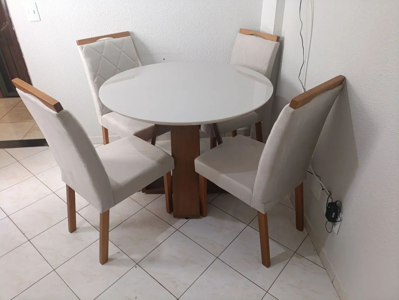 Mesa de Jantar redonda  com Tampo de vidro 4 lugares  - Foto 2
