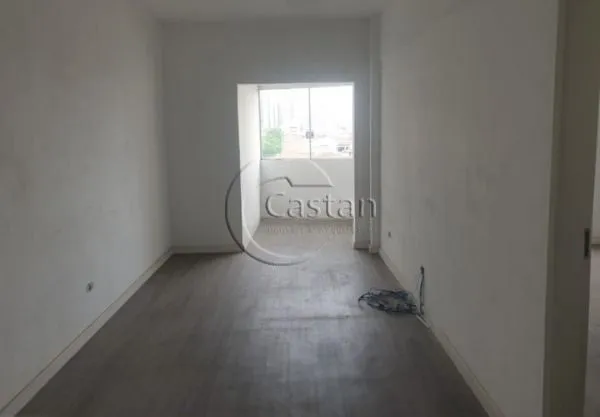 sala comercial com cozinha e banheiro