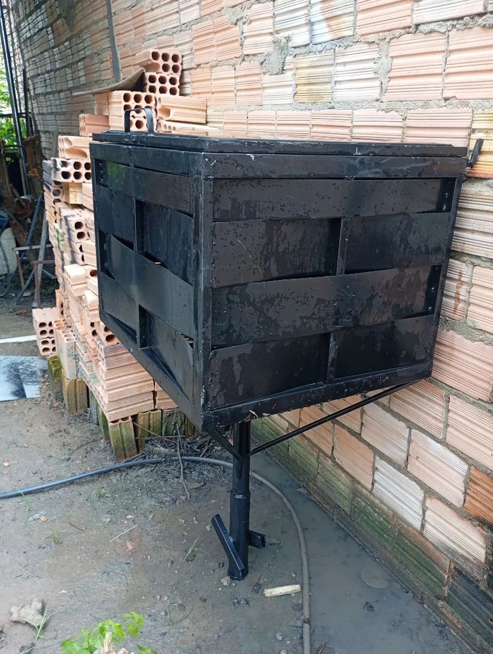 Trash can with lid64295717254531121