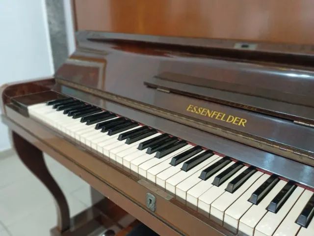 Piano Vertical Essenfelder em ótimo estado