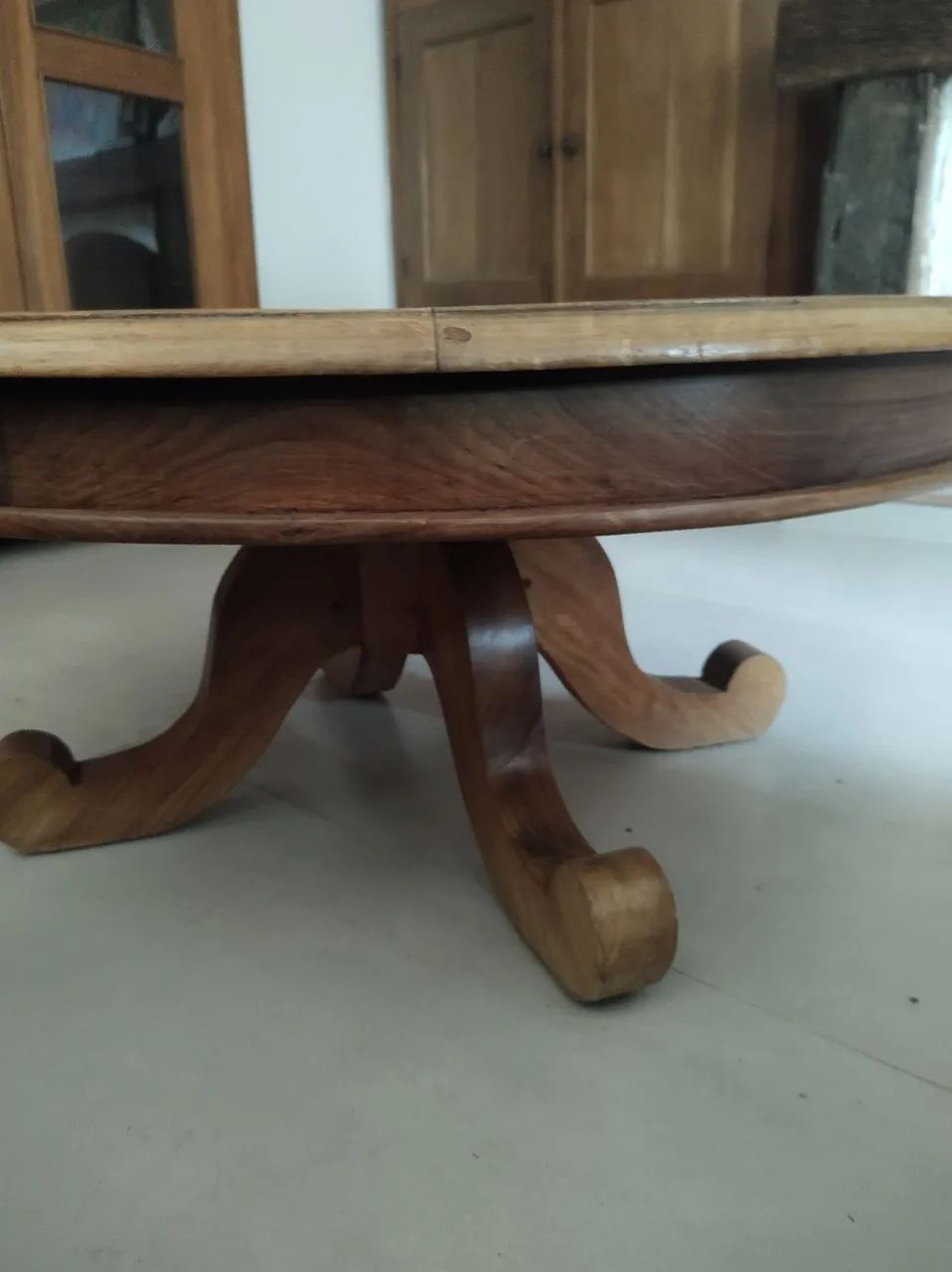 Mesa de Centro Redonda em Madeira Maciça - Foto 2