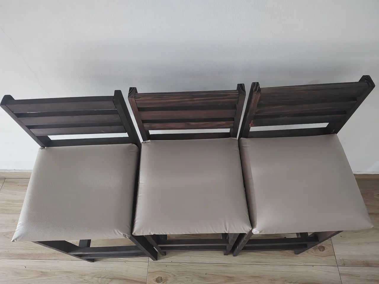 Banquetas altas com assento estofado e com opções de cores no courino  - Foto 3
