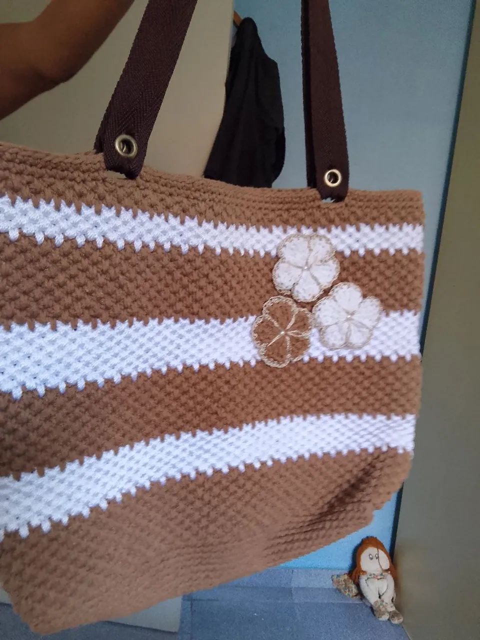 Bolsa de crochê bege e branca com flores 40$