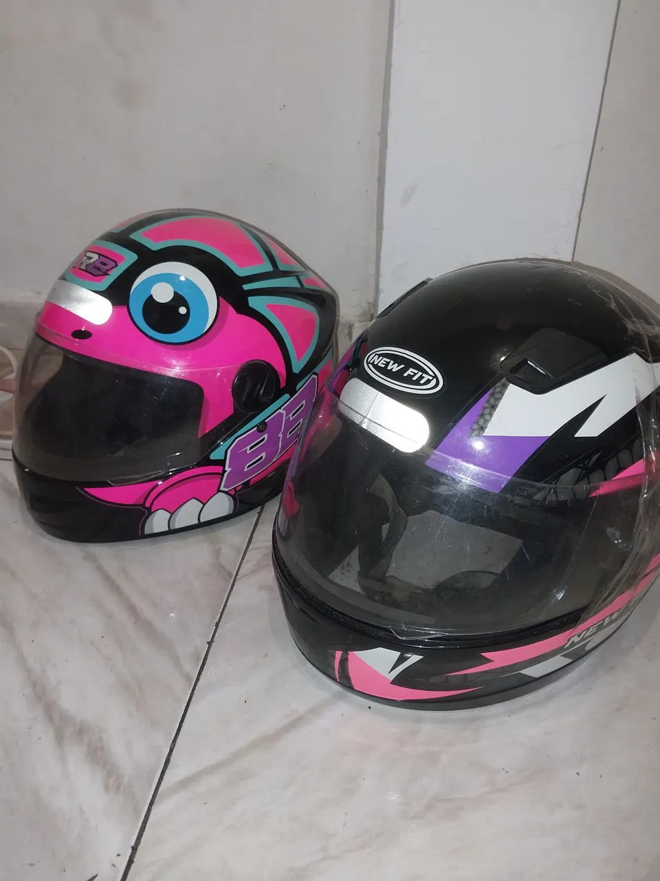 2 capacetes para moto