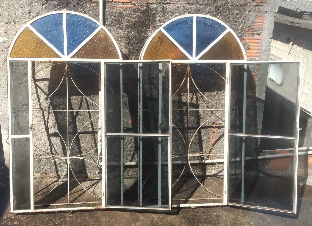 Janelas Articuladas com Vidro Colorido - Foto 2