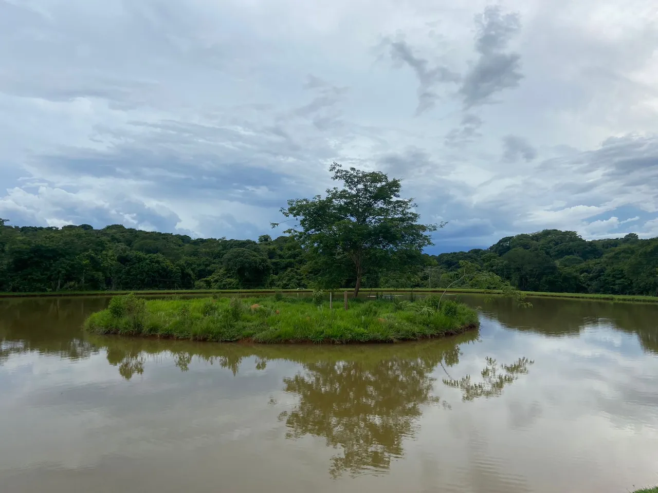 Vendo lote/terreno em condomínio fechado com lago ao lado de Goiânia