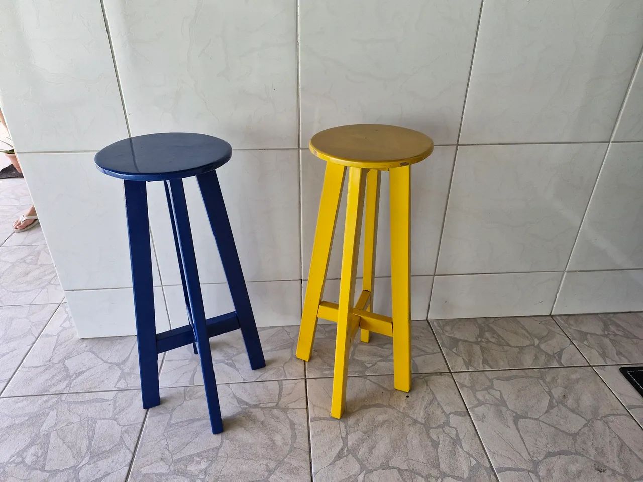 Banquetas de madeira azul e amarela