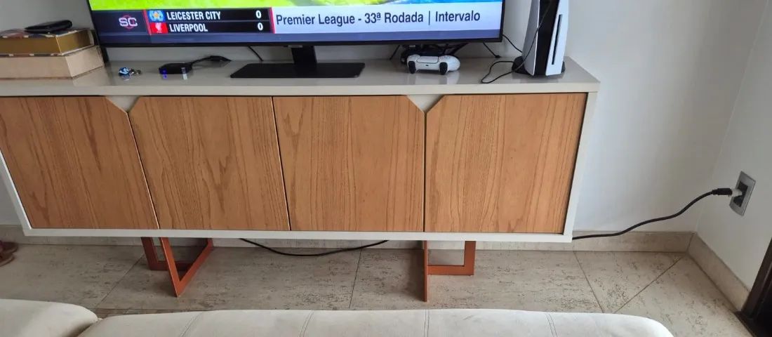 OFERTA Espaçoso aparador/rack mede 1,85 de comp por 39 de larg e 75 cm de altura
