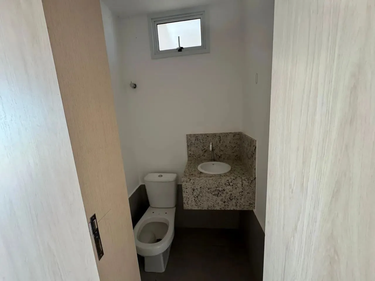Sobrado para aluguel possui 373 metros quadrados com 3 quartos