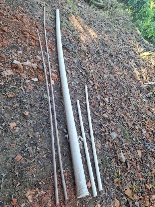 Cano branco de esgoto PVC e tubos marrons PVC - AMANCO