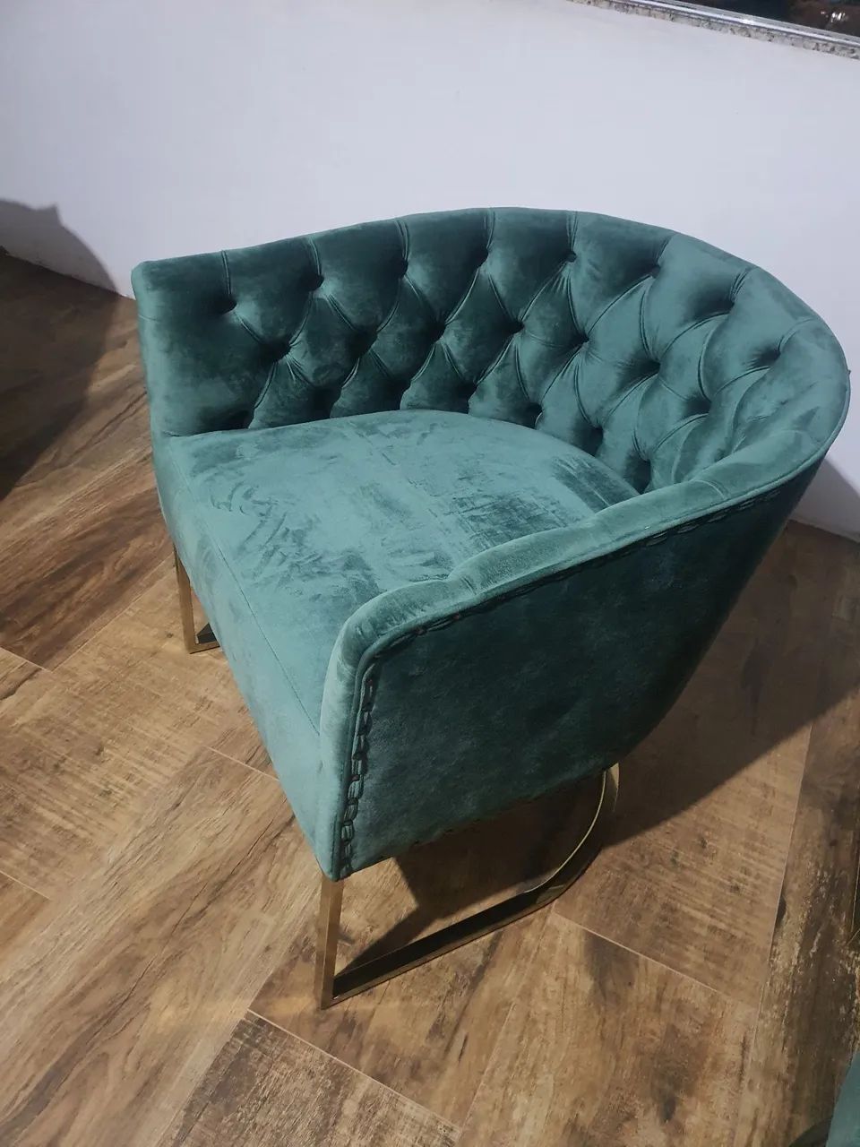 Quatro poltronas em Veludo Verde com inóx dourado - Foto 5