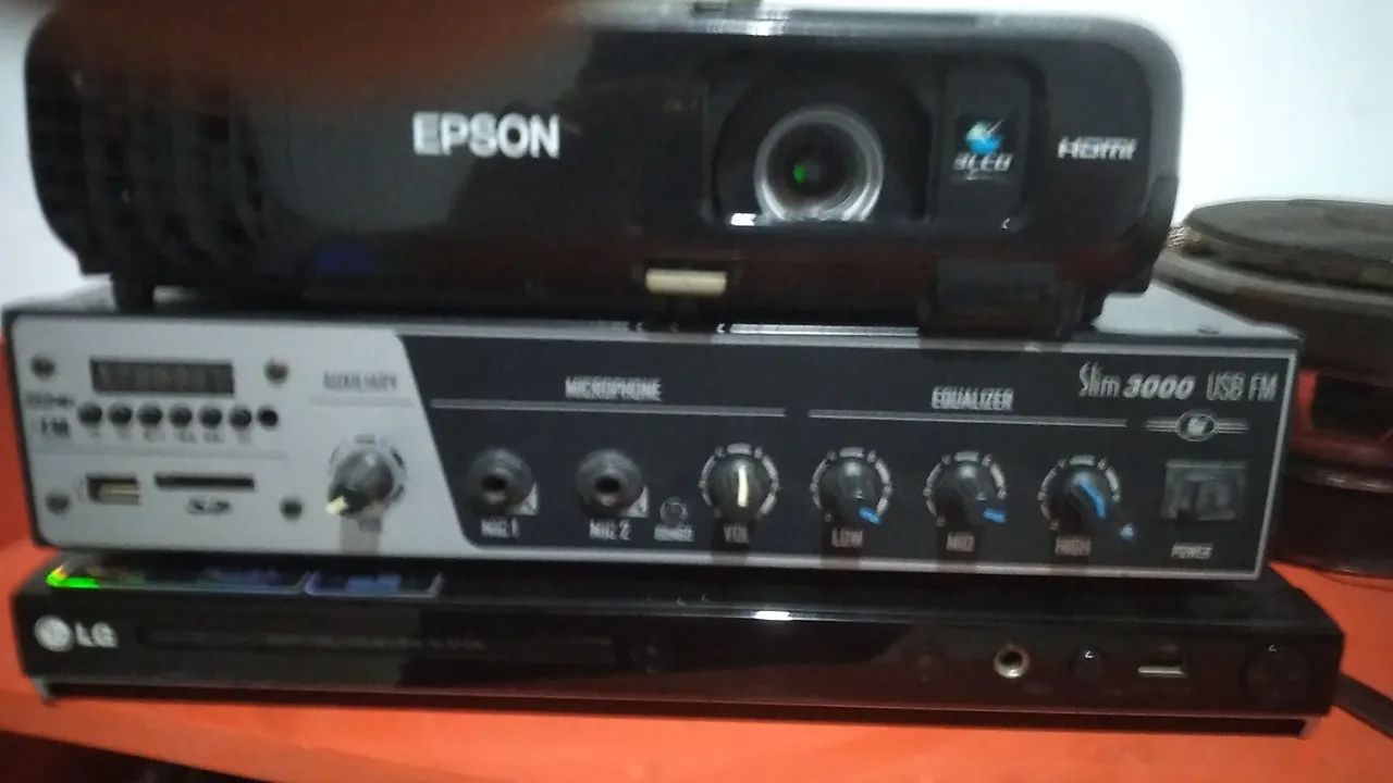 Projetor Epson 3LCD Slim completo tela amplificador dvd  comtrole maleta usb usb3000 FM 