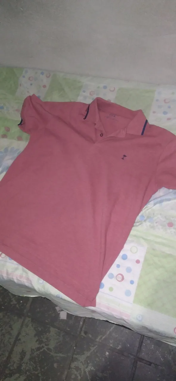 Camisas usadas em estado de novas compradas na Rio center