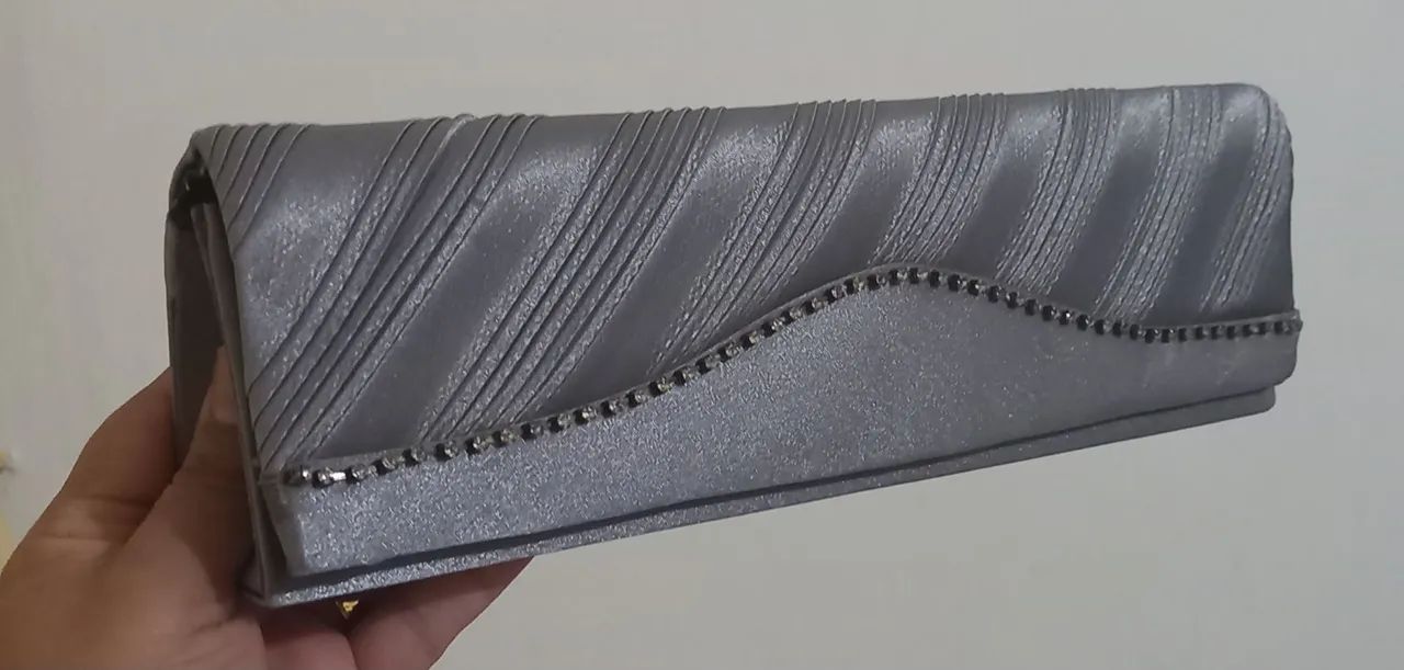 Linda Clutch Prateada com Detalhes