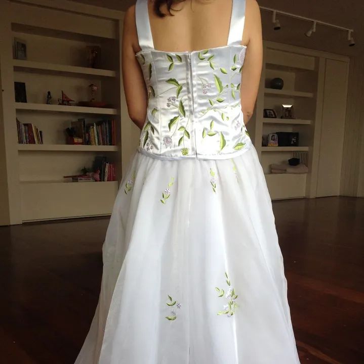 Vestido de noiva bordado com flores - Foto 2
