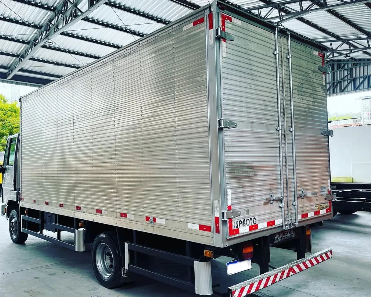 Ford Cargo 712 Baú  - Foto 4