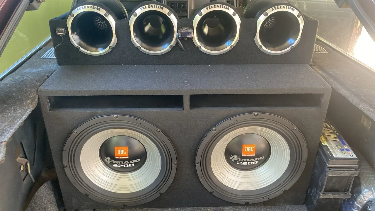 Som Auto JBL Tornado 2200