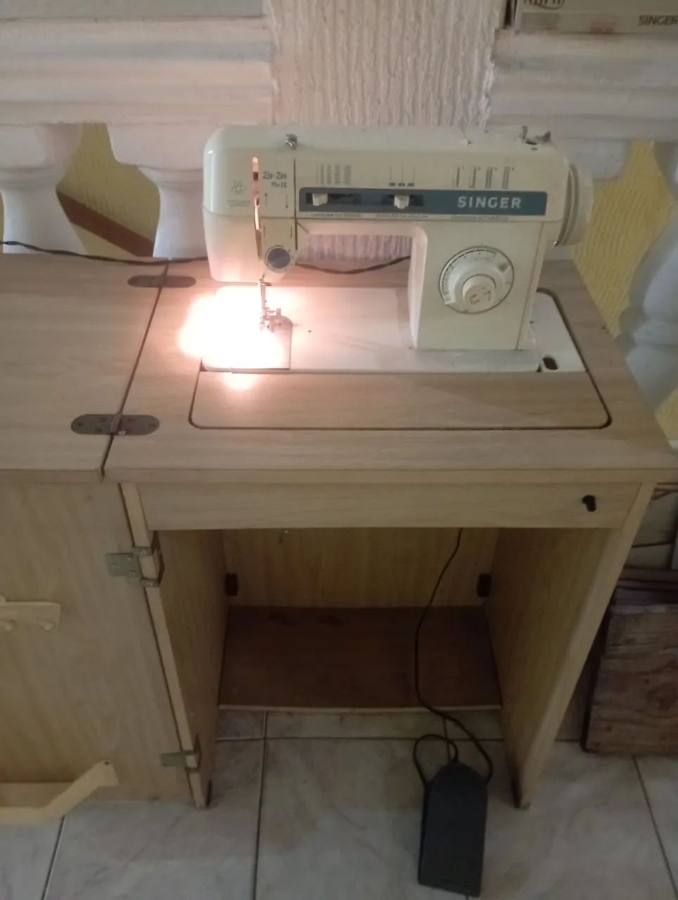 Máquina de Costura Singer com Mesa e Pedal - Foto 5