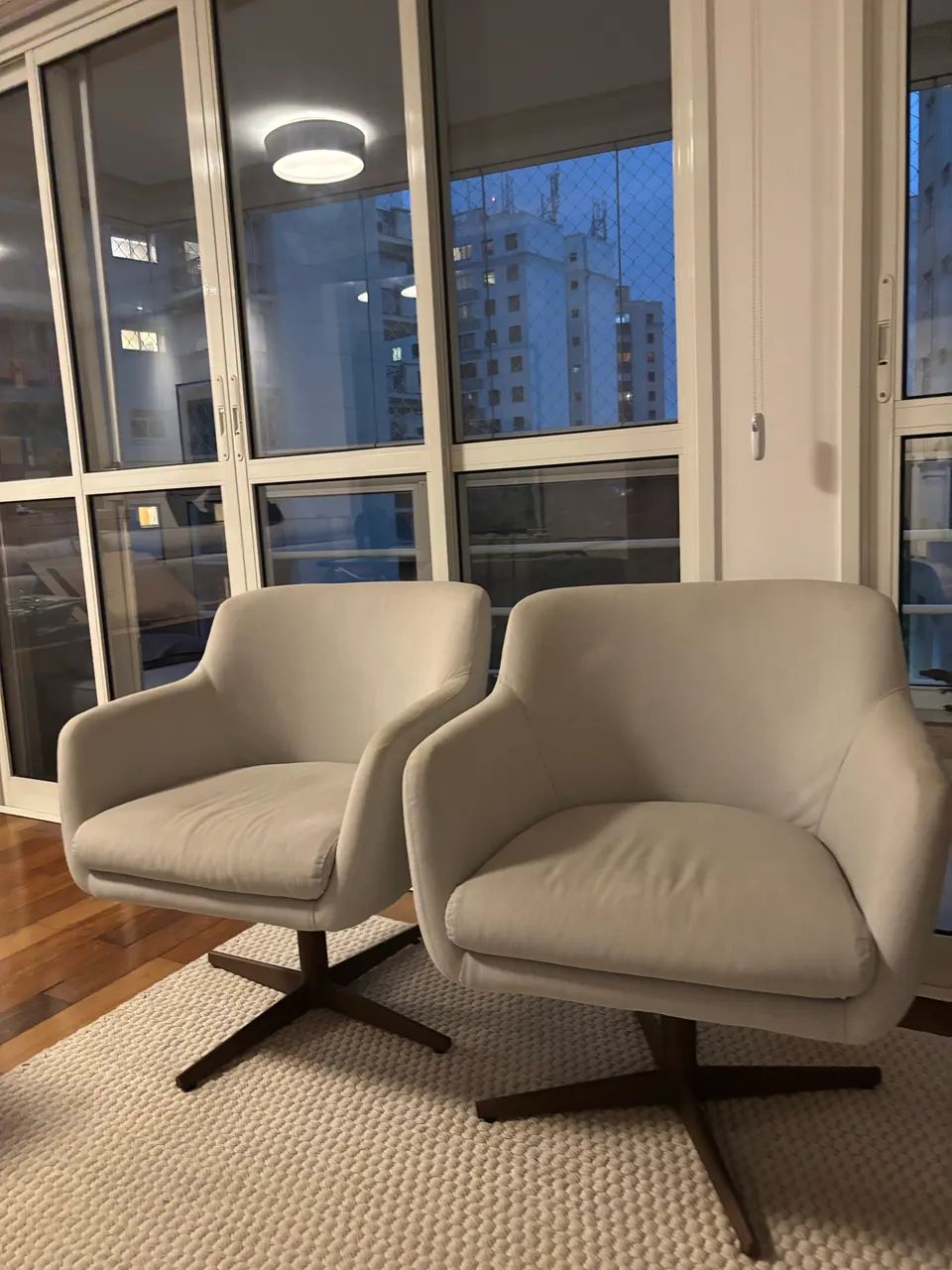 Par de poltronas giratórias Brentwood cinza clara - Foto 2