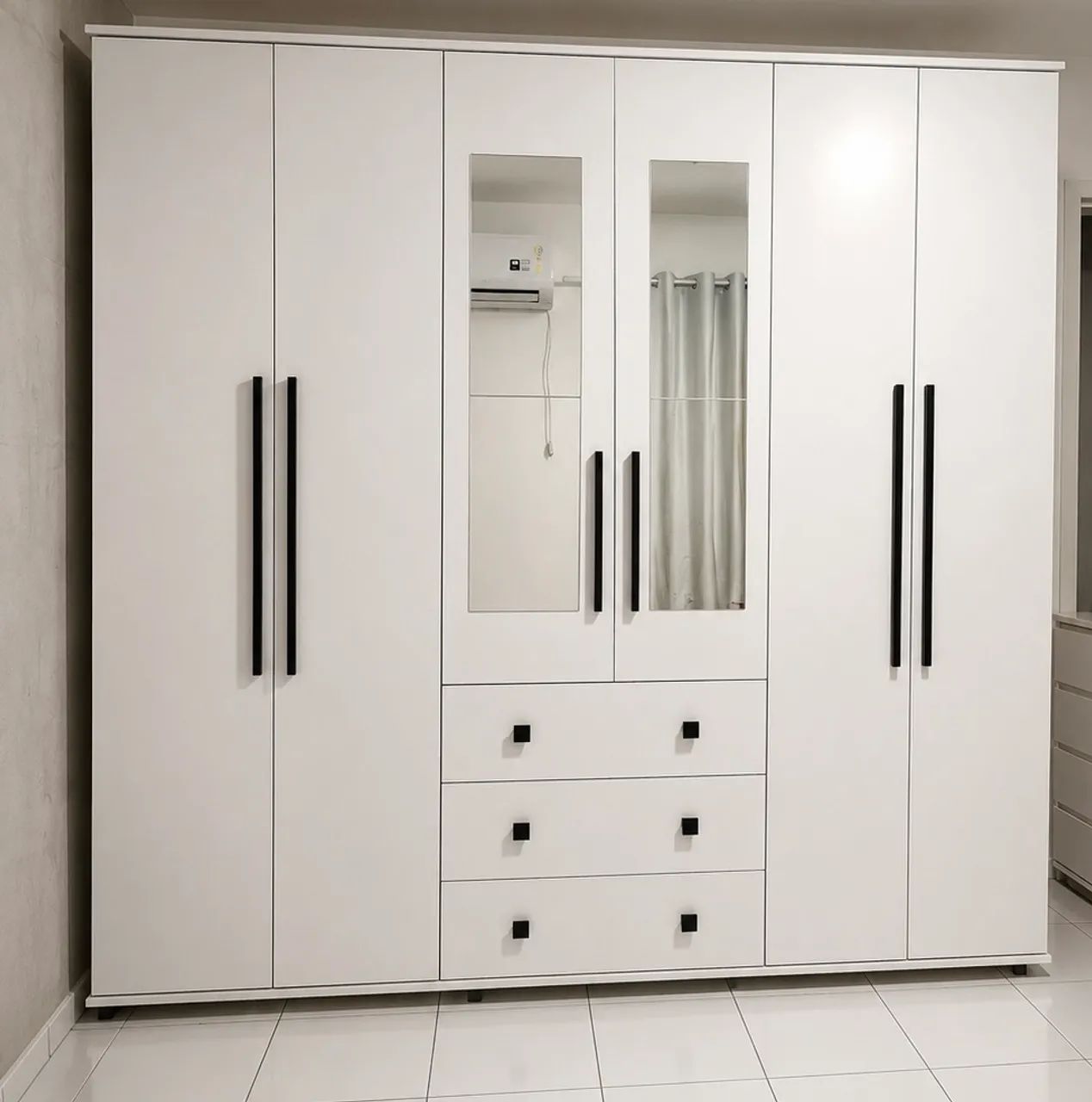 Guarda roupas semi novo 