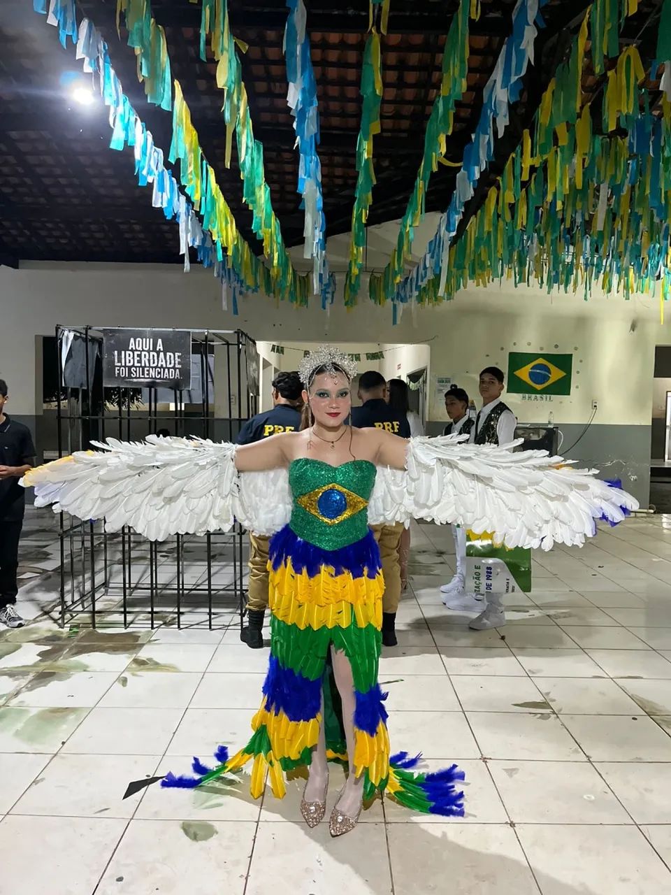 VENDO VESTIDO DE PENAS - DESFILE - Foto 5