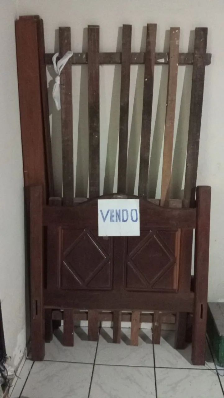 Vendo cama solteiro pau d'arco, bem conservada.