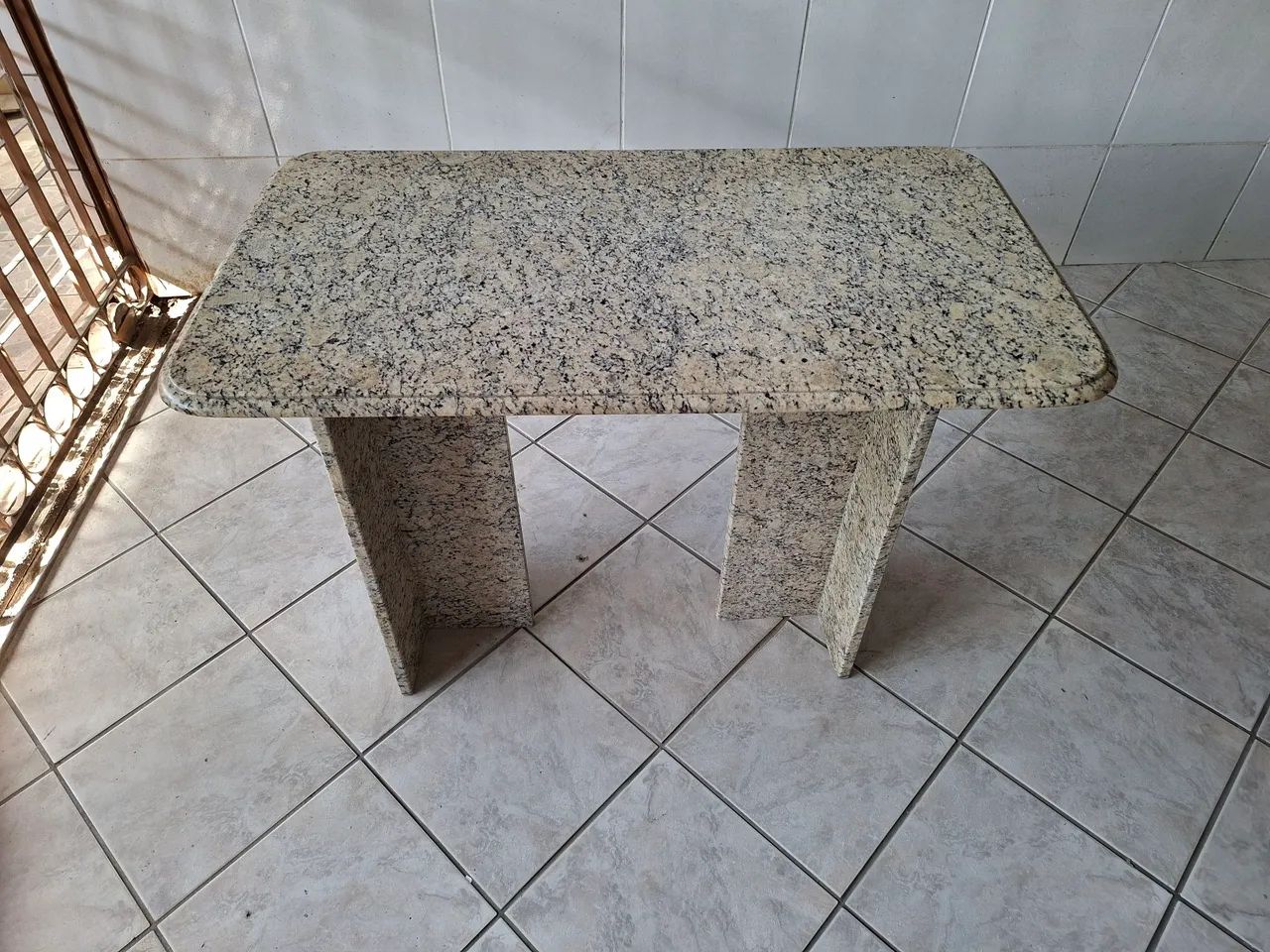 Mesa em em granito retangular, medindo 1.06x0.60