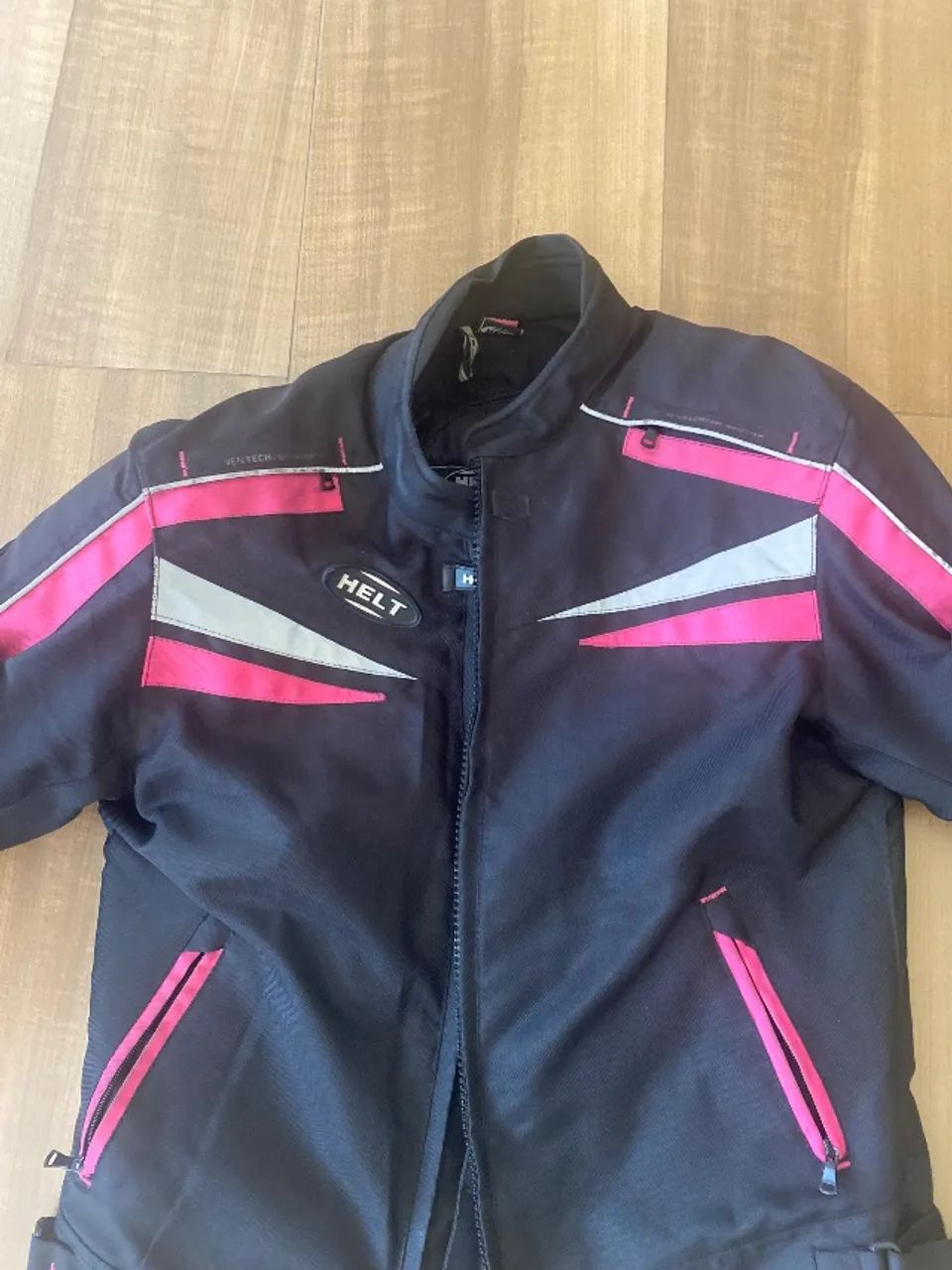 Capacetes e jaqueta de motoqueiro