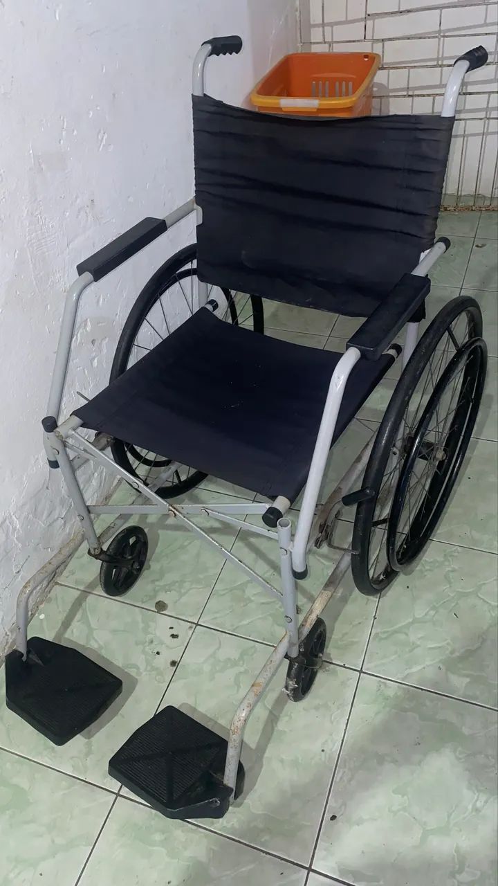 Cadeira de roda e Andador de idoso