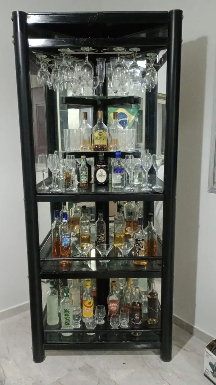 BAR DE VIDRO E METAL