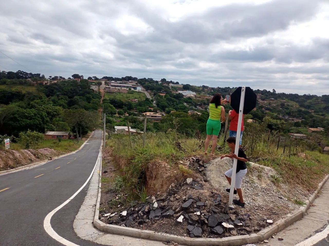 Vendo lote em bicas localidade nova e boa, troco em carro.